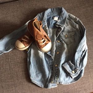Chambray and sneaker bundle